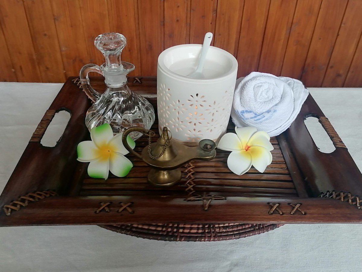 Aromaölmassage mit warmen ätherischen Ölen
